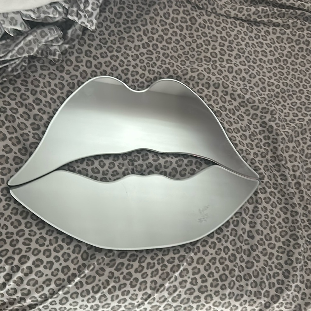 glass lips mirror